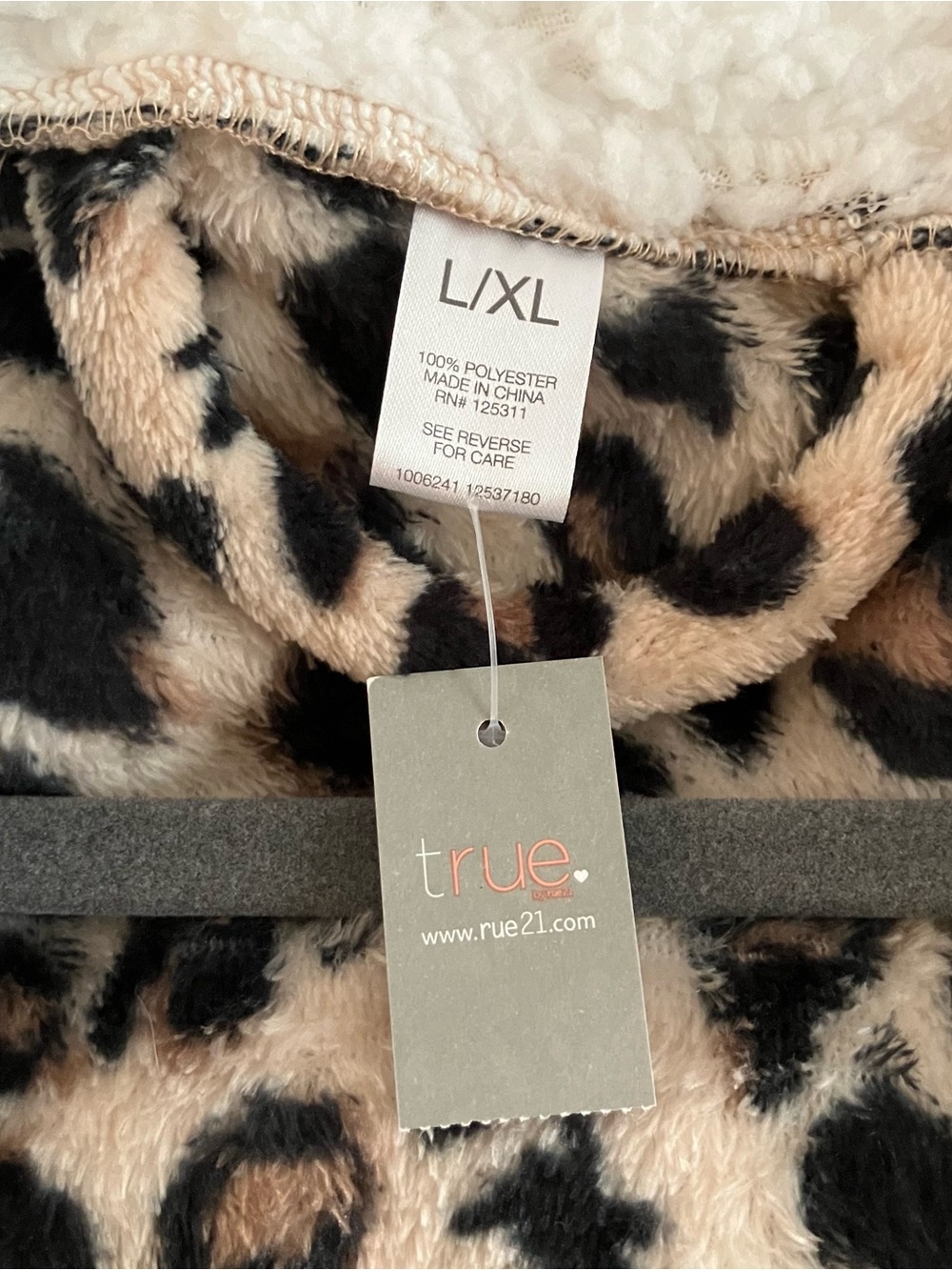 **SOLD**Soft Leopard Plush Robe - Picture 4 of 8